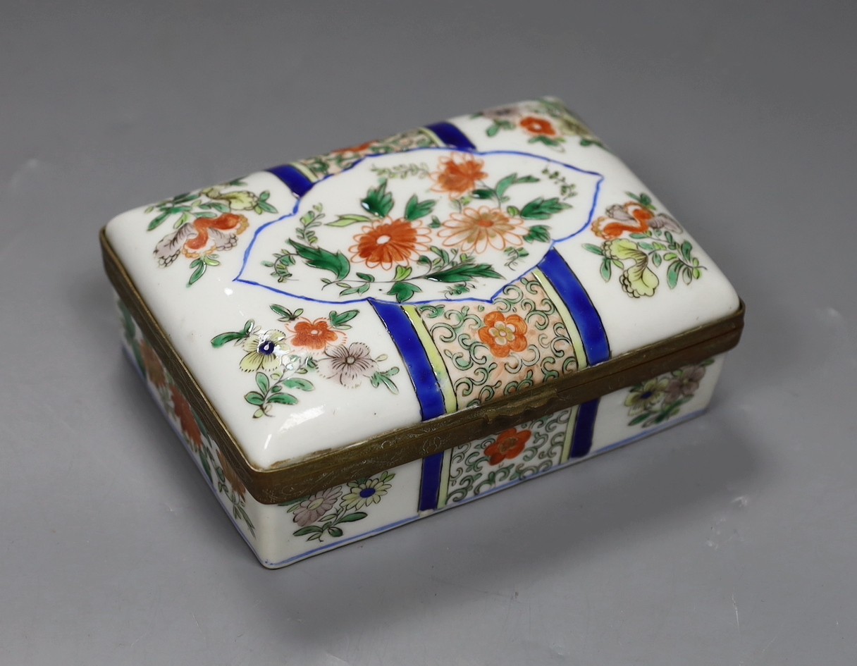 A Chinese famille verte box and cover, c.1900, 14cm wide